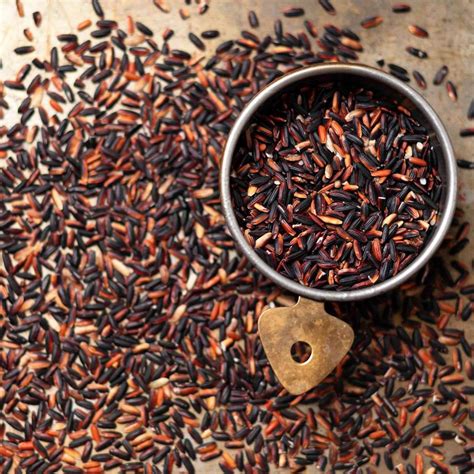 Foto de granos de arroz negro y arroz salvaje, contrastando sus formas y colores