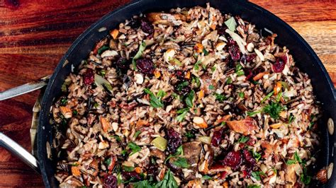 Plato de arroz salvaje con verduras asadas y frutos secos