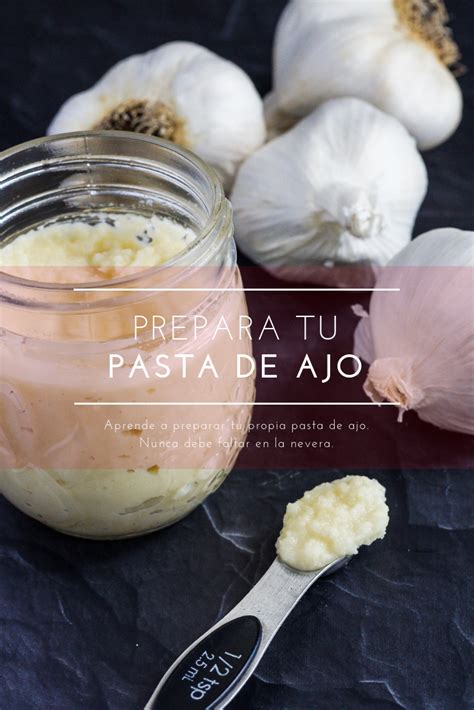 Frascos de pasta de ají y ajo casera