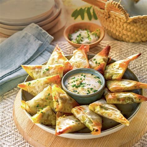 Samosas de verduras con salsa
