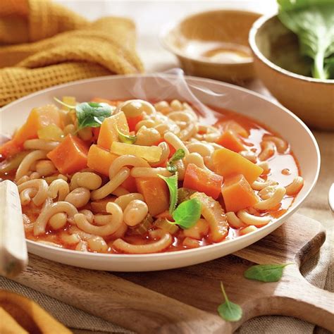 Foto: Plato de sopa minestrone vegetariana con alubias