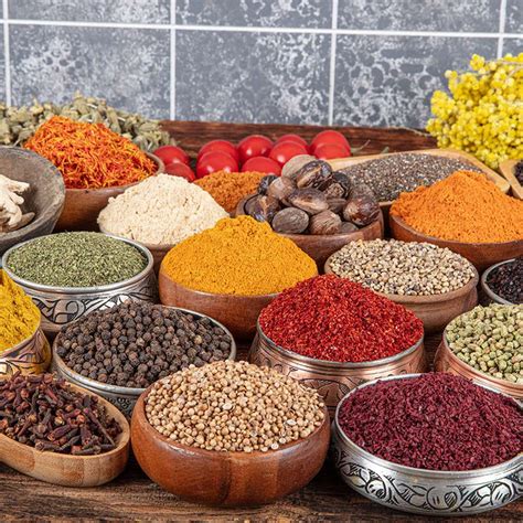 Fotografía de ingredientes frescos: arvejas, mote, zapallo camote y especias sobre una mesa de cocina