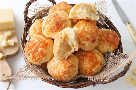 Foto de panecillos de queso horneados, dorados y con queso fundido