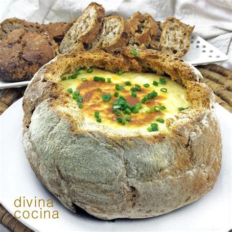 Hogaza de pan rellena de queso fundido, lista para servir