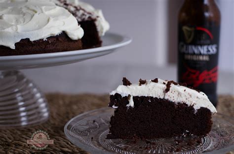 Tarta de cerveza negra estilo Guinness con su crema blanca simulando espuma