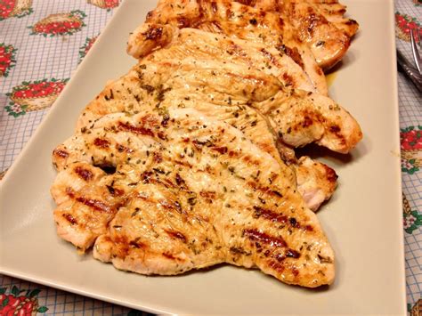 fotografía detallada de una pechuga de pollo asada con hierbas