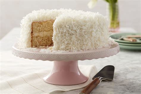 Pastel de coco con glaseado y espolvoreado con coco rallado