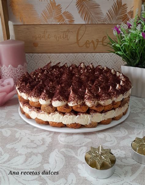 Variedad de tartas individuales como cheesecake y tiramisú