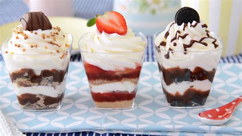 Postres en vasos individuales con diferentes capas de cremas y frutas