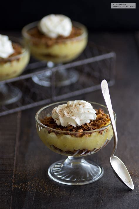 Postres internacionales variados, incluyendo pudding de manzana y Eton mess