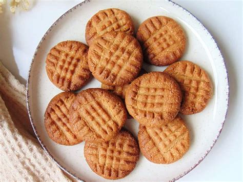Galletas redondas de mantequilla de cacahuete con patrón de tenedor y chispas de chocolate