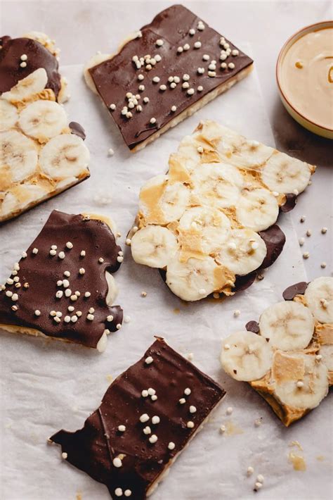 Rodajas de plátano cubiertas de chocolate y mantequilla de maní, congeladas