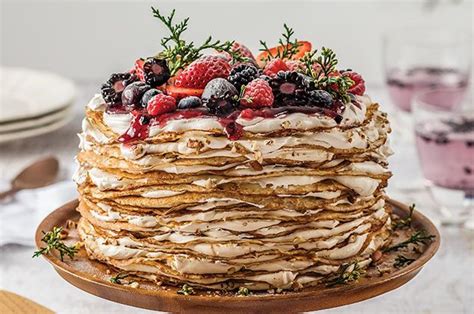 Pastel de crepas en capas con crema de tiramisú y espolvoreado con cocoa
