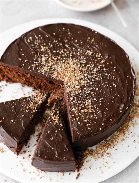 Pastel de chocolate blanco sin harina decorado con zarzamoras y azúcar glass
