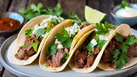 Tacos de barbacoa de res listos para servir con guarniciones