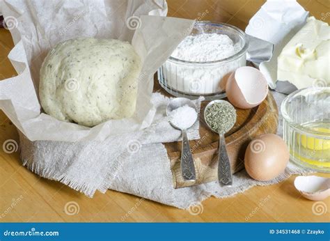 Mesa con ingredientes para quiche: harina, mantequilla, huevos, cebollas, queso