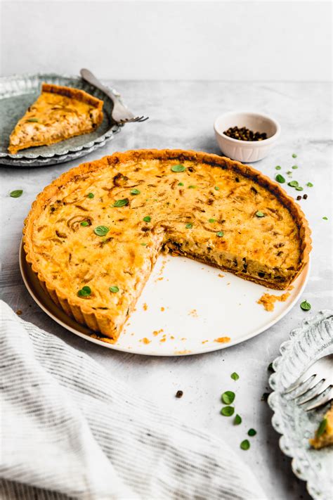 Quiche de cebolla caramelizada y queso Gruyère recién horneada