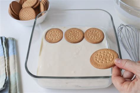 diagrama mostrando el montaje de capas de la carlota de manjar y café