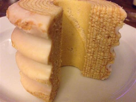 Ilustración de un Baumkuchen cortado mostrando sus capas concéntricas