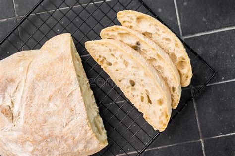 Baumkuchen recién horneado y desmoldado sobre una rejilla