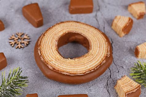 Baumkuchen glaseado con chocolate y decorado