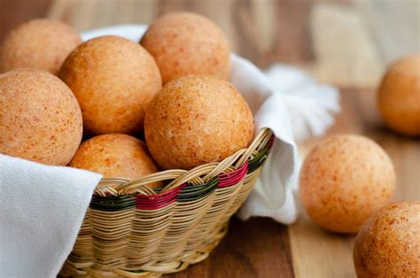 Variedad de buñuelos en un plato, incluyendo buñuelos con agujero, de viento y colombianos
