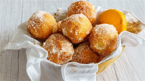 Buñuelos de viento recién fritos, espolvoreados con azúcar glas