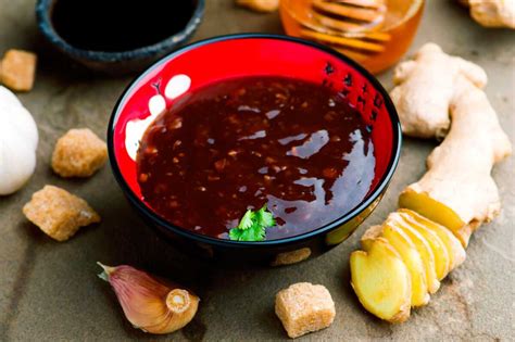 Ingredientes frescos para salsa teriyaki: jengibre, ajo, salsa de soja, miel