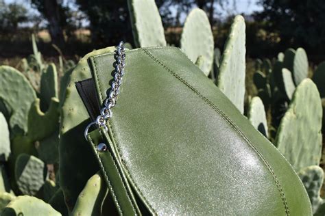 Ejemplo de tejido innovador para moda vegana, como Piñatex o cuero de cactus.