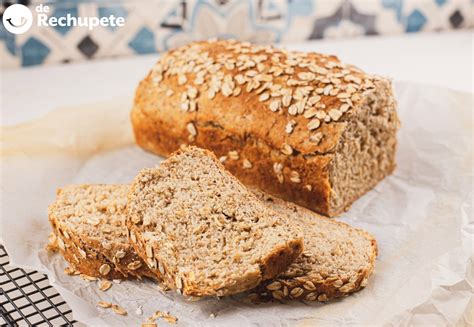 Pan de avena cortado en rebanadas, listo para servir con aderezos