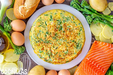 Imagen de una tortilla de salmón recién hecha con un toque de hierbas frescas