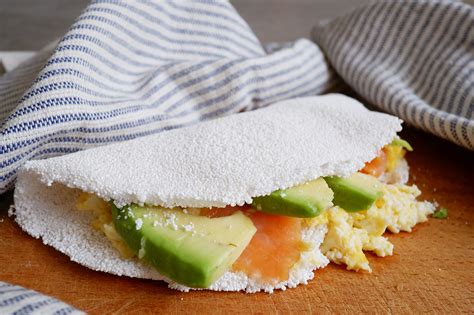 Crepes de tapioca dobladas con relleno dulce de plátano y chocolate