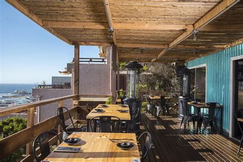 Fachada exterior de Sumoku Nikkei en Reñaca con vista parcial al mar