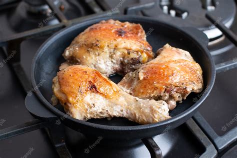 Muslitos de pollo dorándose en una sartén