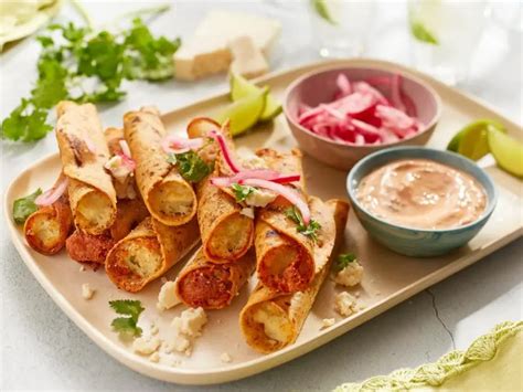 Tacos dorados de papa con chorizo listos para servir