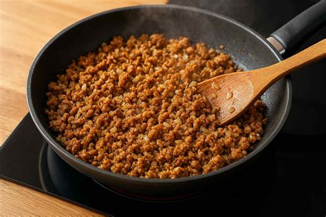 Chorizo cocinándose en un sartén para el relleno de los tacos