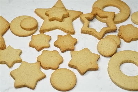 Imagen de galletas de mantequilla caseras recién horneadas con un toque de mermelada en el centro