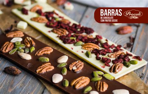 Variedad de toppings para tortas: frutas frescas, chocolates, frutos secos