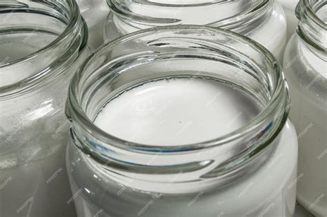 Imagen de una yogurtera moderna con varios tarros de yogur