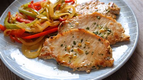 Estofado de lomo de cerdo con verduras, humeante en un cuenco