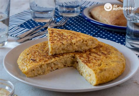 Plato de tortilla de coliflor y cebolla recién hecha, mostrando una textura esponjosa y dorada