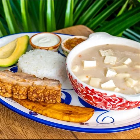 Mote de queso costeño servido con arroz blanco y arepa