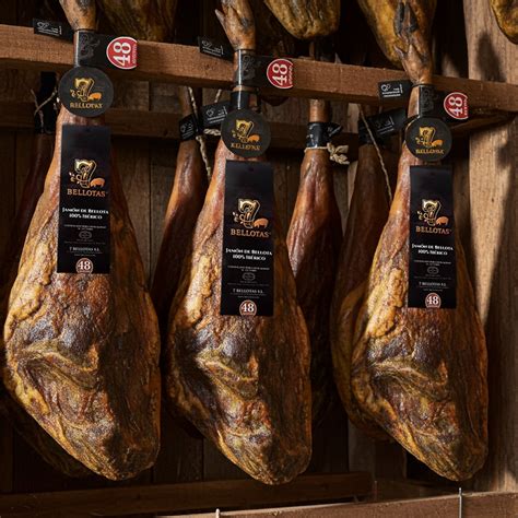 Foto macro de jamón ibérico de bellota con veteado de grasa