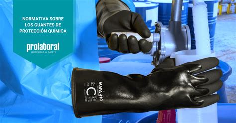 Guantes de protección y un recipiente de cristal para la disolución de sosa.