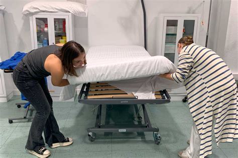 Foto de un arco alzador de sábanas instalado en una cama hospitalaria