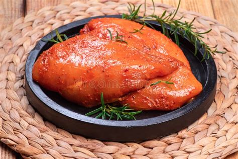pollo ganso marinado con hierbas y especias