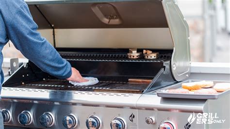 infografía mostrando los pasos esenciales para la limpieza de una parrilla de acero inoxidable