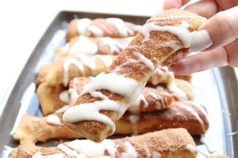 Foto de postres de Pizza Hut, como Cinnamon Sticks y Chocotorta