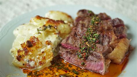 Bandeja de horno con bife de chorizo relleno y papas gratinadas
