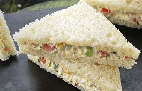 Variedad de sándwiches de queso crema con diferentes rellenos